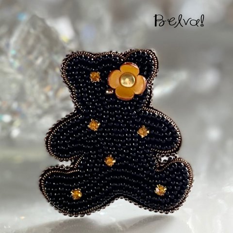 ビーズ刺繍ブローチ　-黒くまさん(お花)-