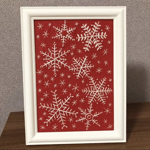 (送料無料)赤と白色の六花　刺繍とビーズの雪の花の額入り飾り