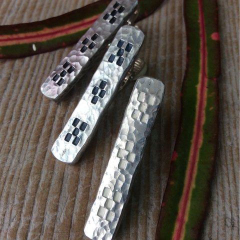 本格的な彫金技法で作った、魔除けの槌目のネクタイピン！沖縄の伝統のミンサーデザインです。【送料無料】※名入れ無料です。