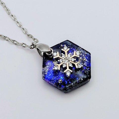 雪の結晶のスイングペンダントとイヤーアクセサリーのコフレ　スノーフレイク　シルバーカラー　ピアス　イヤリング　ネックレス　冬アクセ　星空　夜空　コフレ　セットアップ