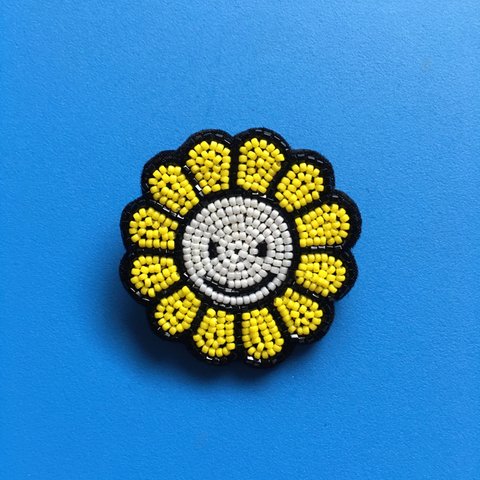 スマイルフラワーのビーズ刺繍ブローチ（イエロー）