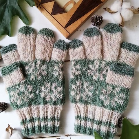 やわらかな緑の花模様編みスマホ対応手袋
