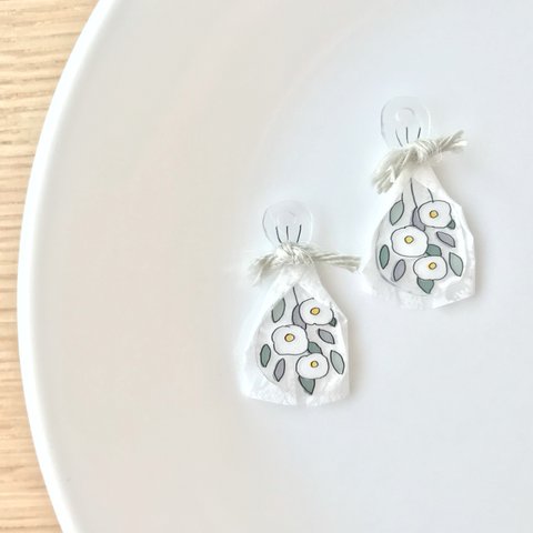 白いお花✳︎スワッグ風ピアス/イヤリング