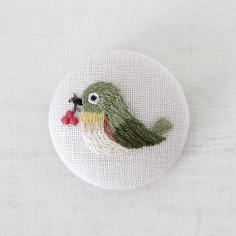 赤い木の実とメジロ　手刺繍ブローチ/ヘアゴム