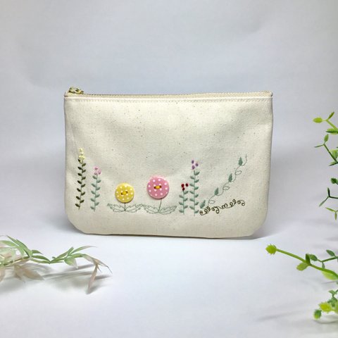 小さなお花畑🌸刺繍ポーチ・生成り帆布《フラット型ポーチ》