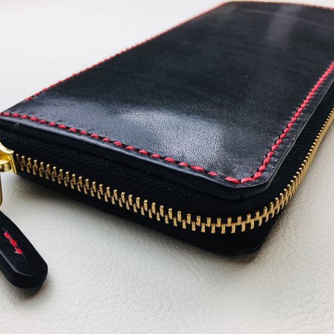 【手縫】ラウンドジップ本革長財布（黒色革×赤糸）小銭入固定タイプ。開いた時の眺めのいいお財布を造りました。