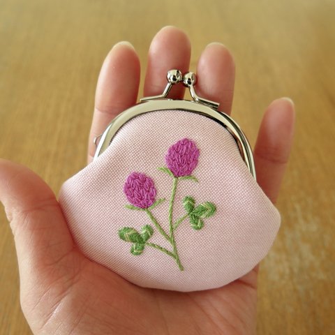 手刺繍の小銭入れ〈アカツメクサ〉