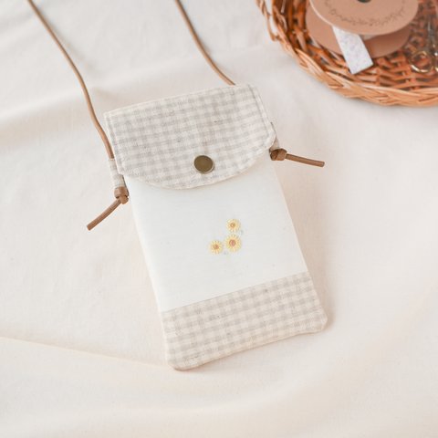 ひまわりの刺繍のスマホショルダー 𓆸（キナリ×グレージュのギンガムチェック）