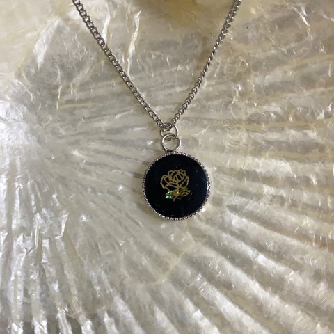 ﾌﾞﾗｯｸﾛｰｽﾞ necklace