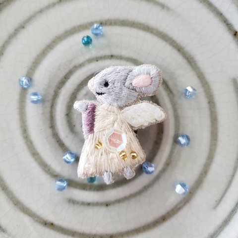 天使のネズミ刺繍ブローチ【受注製作】