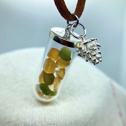 渋みかん色とオリーブグリーンのシーグラスと水晶細石のネックレス(松ぼっくり)