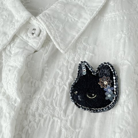 黒猫のブローチ　刺繍　刺しゅう　ビーズ　かわいい　カラフル　小ぶり　ギフト　誕生日プレゼント　ねこ　ネコ