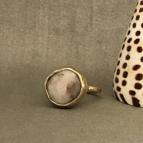 白いピンクオパールと真鍮の指輪