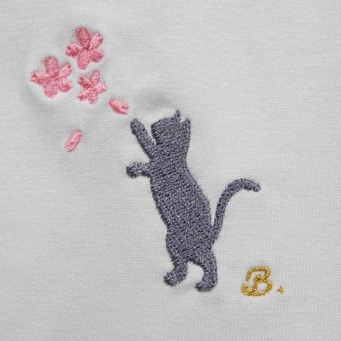 桜舞う猫の刺繍入りオリジナルTシャツ　6.2オンス　お好きなアルファベットをおひとつ添えて