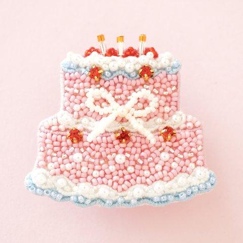 ビーズ刺繍の大きなバースデーケーキのブローチ(ピンク)　　誕生日ケーキ