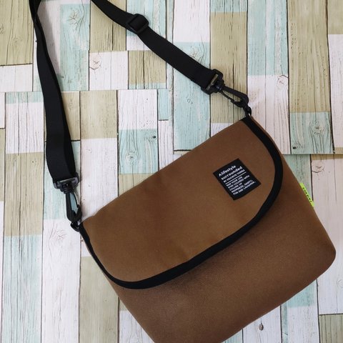 ショルダーバッグ(BROWN)