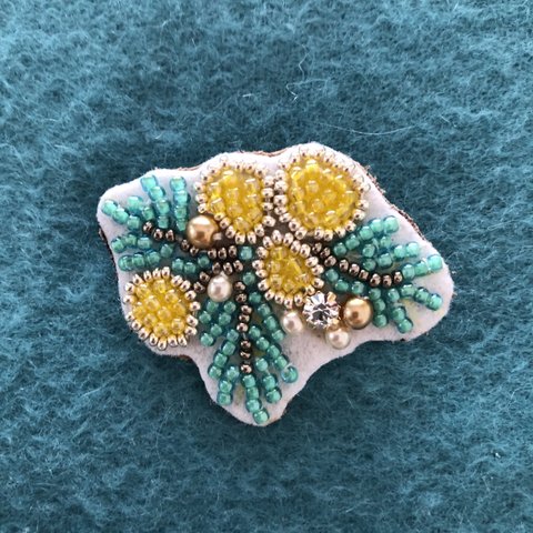 ビーズ刺繍ブローチ☆ミモザ