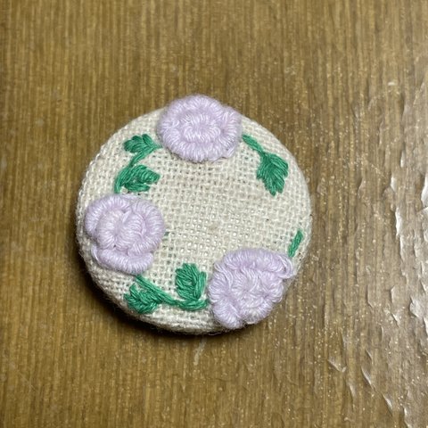 バラのリースの刺繍くるみボタン