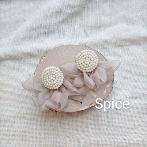 再販×7⸜🌷︎⸝‍  アイボリー♡ 刺繍 ビーズ シフォン フリンジ ピアス or イヤリング。