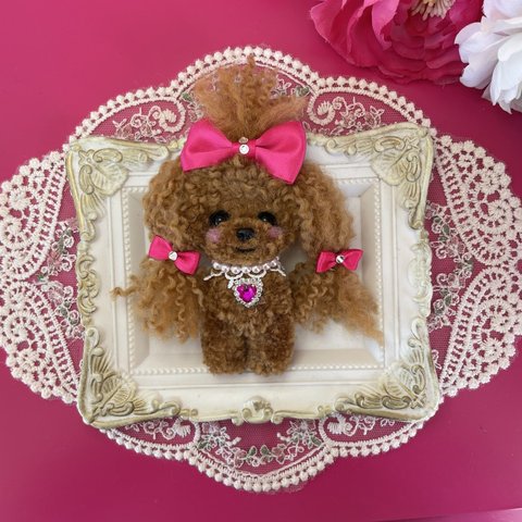 ♡ 羊毛フェルト犬　トイプードル トイプーちゃん　ブローチ　レッド♡トップノット＆ツインテール