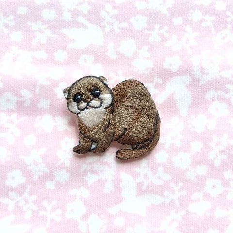 カワウソの刺繍ブローチ