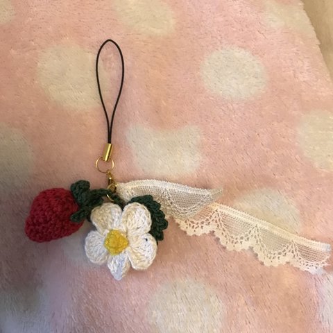 いちご🍓とお花とレースのストラップ