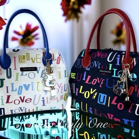 1点物❣️ホワイトベースにカラフル英字柄おしゃれ過ぎるパカっと開くバッグ👜（マチ多め）【562】再販無し商品でございます♡