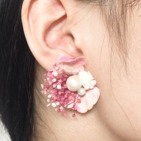 桜色かすみ草の花びらピアス/イヤリング