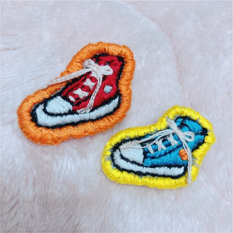 刺繍　スニーカーブローチ