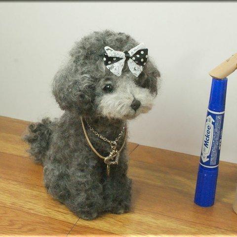 羊毛フェルト　犬　トイプードル　シルバー　犬フィギュア