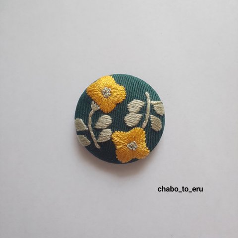 ブローチ  お花の手刺繍ブローチ（深緑）