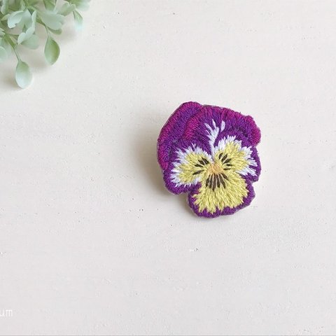 ビオラ刺繍ブローチ