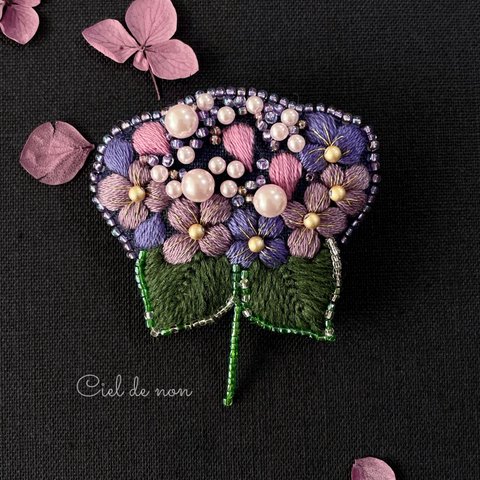 【紫の紫陽花*:ஐ ஐ】糸とビーズのブローチ