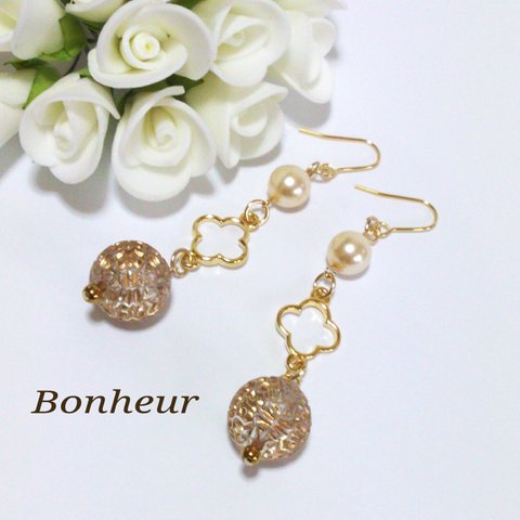 【Bonheur】アンティーク風♡ チェコパール(シルキーホワイト)&4弁花ジョイントパーツ&ドイツ製フラワーボールのピアス