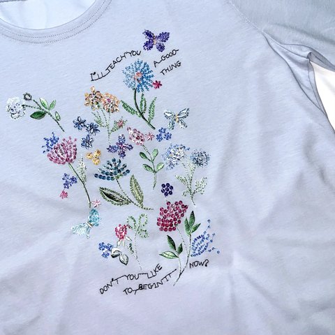 【日本製】快適でDressy サラッと決まる花刺繍Tシャツ　ブルー