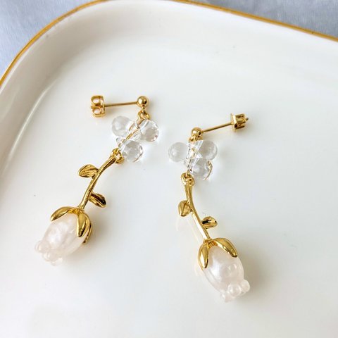 pukkuri white flower × clear ピアス（イヤリング可）