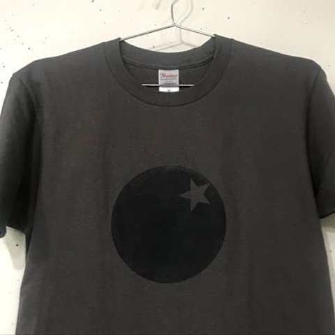 丸の中に星ありＴシャツ・チャコールグレー