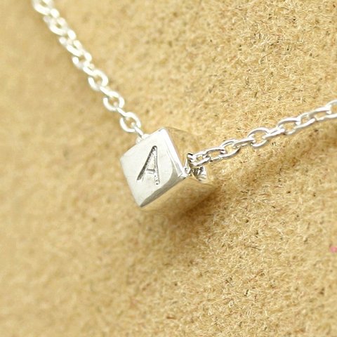 ＊silver＊ちびキューブ＊イニシャル＊ネックレス【銀】initial stamped tiny cube top necklace