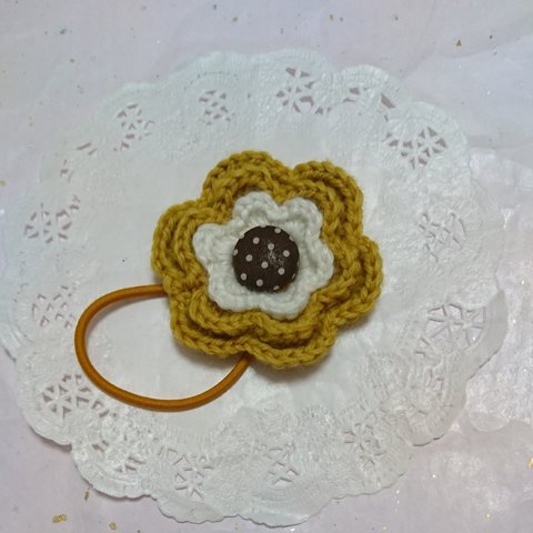 ニット手編み お花モチーフのヘアゴム クルミボタン ドット      