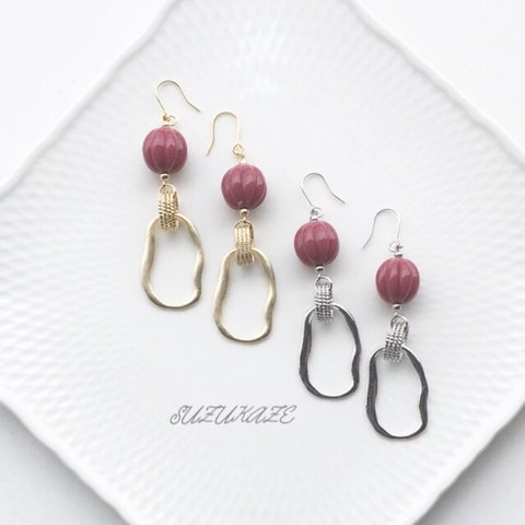 94.¥1,100→¥935。シルバー売り切れ❗️アクリルビーズと変形リング。赤ピンク。