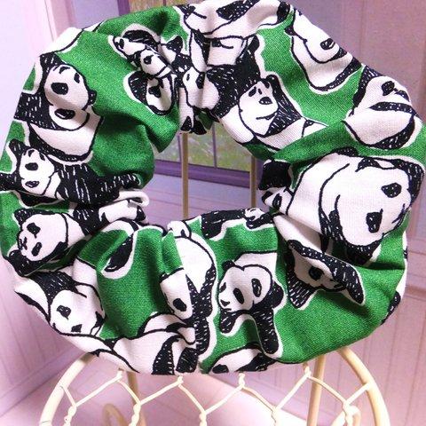 布製手縫いシュシュ　緑にパンダ模様