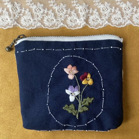 ビオラの刺繍ポーチ