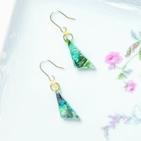 グリーン螺鈿のトライアングルピアスイヤリング【1723】＃ギフト　スタイリッシュBlue  mother-of-pearl triangle pierced earrings