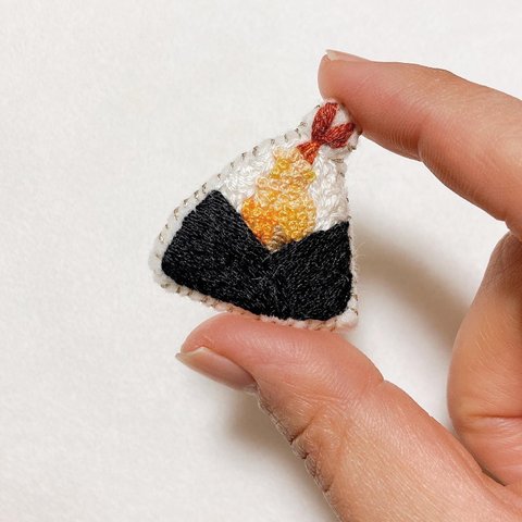 天むすの刺繍ブローチ