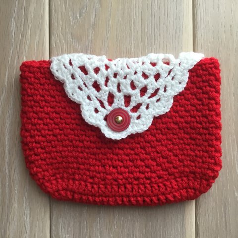 赤いかぎ針編みポーチ、白いレースフラップ、上品なクロシェーバッグ、Red crochet pouch, White lace flap