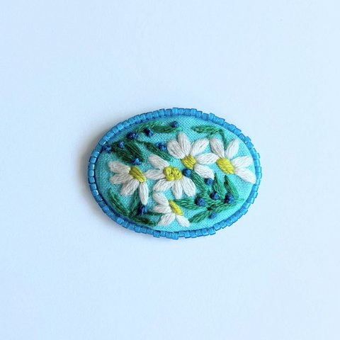 ビーズで飾った小さなカモミールの刺繍ブローチ【botanical】#253