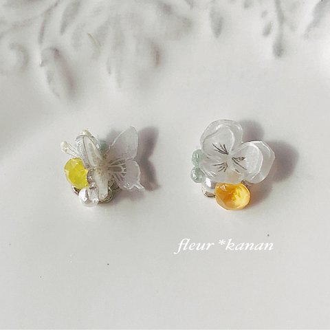 白い蝶と白スミレ イヤリング／ピアス