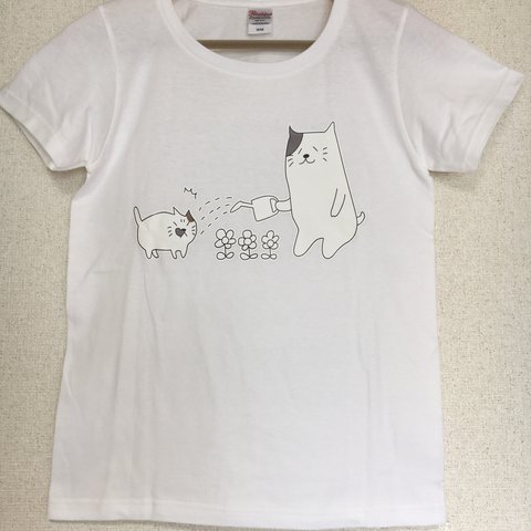 花？に水やりをするお父さんネコ Tシャツ  