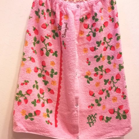 着替えに便利な巻きタオル  ラップタオル いちご柄 ピンク