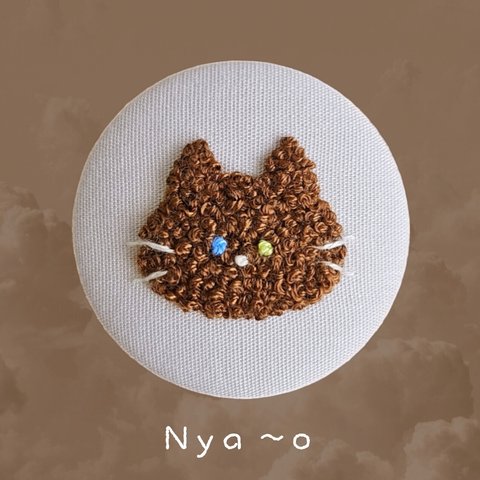 チョコねこの刺繍くるみボタンブロ―チ